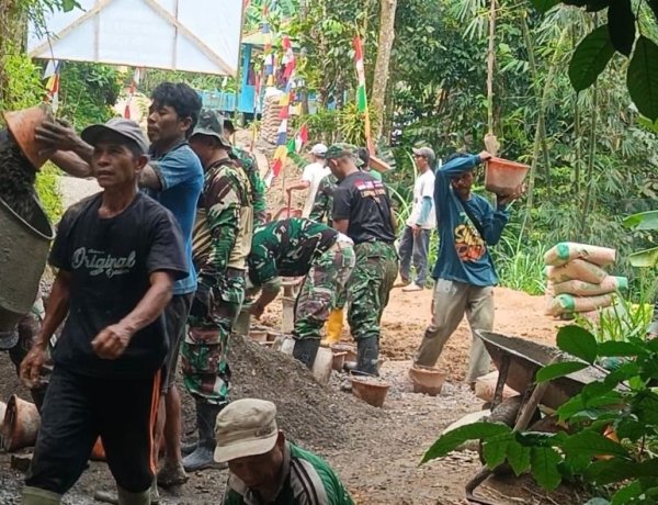 Gotong Royong TNI-Warga Kebumen Libas Rabat Beton Desa Seboro